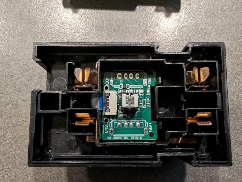 Geeni 6W8007 Smart Wi-Fi Outlet - geeni-6w8007-3-cover-off-front.jpg